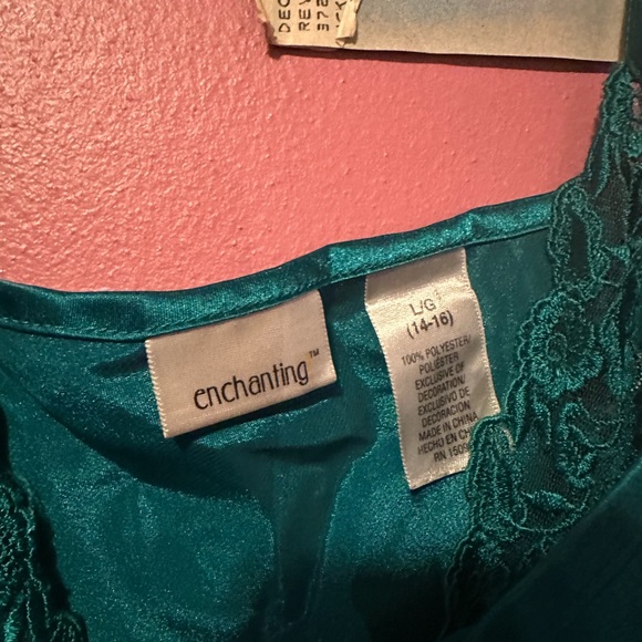 Satin dress with lace, floral embroidery, and a small bow. Adjustable straps - Picture 4 of 5